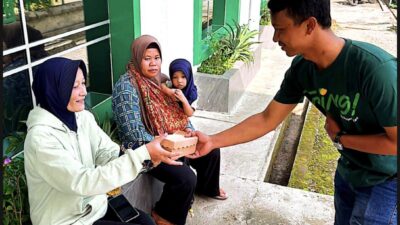 PT Pegadaian salurkan bantuan melalui program sosial bertajuk Pegadaian Mengetuk Pintu Langit. (dok Pegadaian)