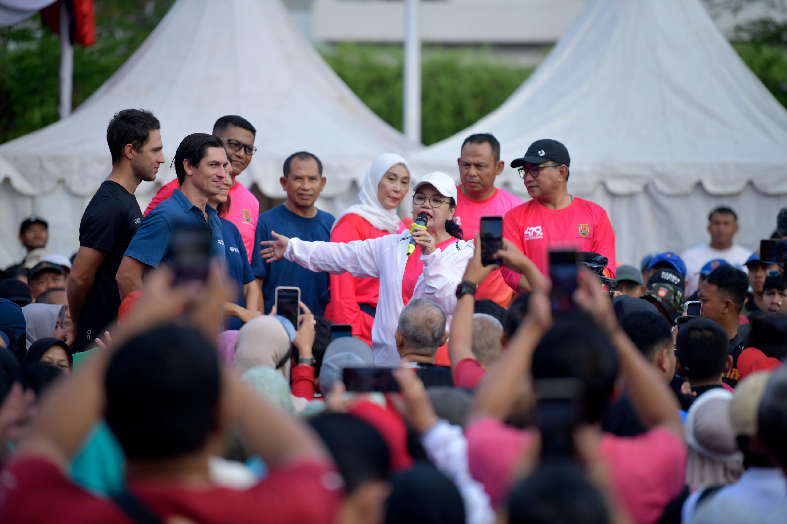 Walikota Semarang, Agustina Wilujeng Pramestuti saat melepas ribuan peserta Mlaku Bareng 479. (dok Pemkot Semarang)