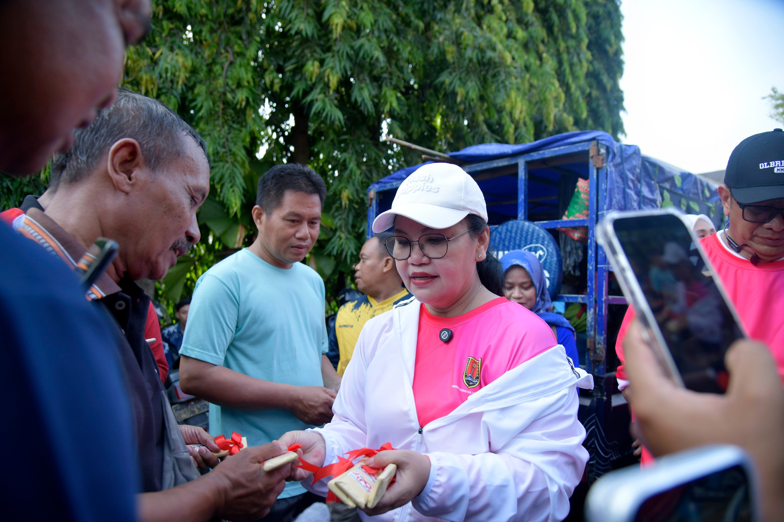 Walikota Semarang, Agustina Wilujeng Pramestuti saat membagikan coklat pada warga dalam acara Mlaku Bareng di Kawasan Simpang Lima Semarang. (dok Pemkot Semarang)