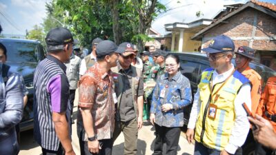 Kepala BNPB, Suharyanto bersama Wali Kota Semarang, Agustina Wilujeng Pramestuti meninjau lokasi banjir di Wilayah Mangkang Kulon. (dok Pemkot Semarang)