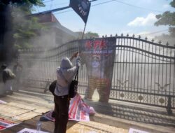 Demo Hari Anti Tambang di Pati Memanas, Spanduk Bergambar Kapolresta Dibakar