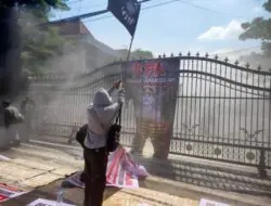 Demo Hari Anti Tambang di Pati Memanas, Spanduk Bergambar Kapolresta Dibakar