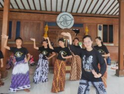 Kisah Guru Honorer di Pati, Tetap Mengabdi di Tengah Keterbatasan