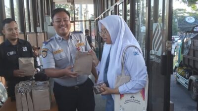 Trans Semarang bagikan Susu Gratis dan Tarif Rp1.000 untuk Buruh dalam momentum HJKS ke-479. (dok Istimewa)
