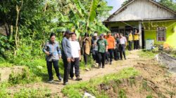 Wali Kota Semarang, Agustina Wilujeng Pramestuti saat meninjau longsor di Wilayah Kalialang. (dok Alan Henry)