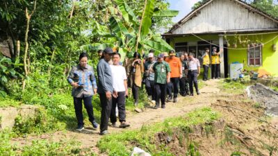 Wali Kota Semarang, Agustina Wilujeng Pramestuti saat meninjau longsor di Wilayah Kalialang. (dok Alan Henry)