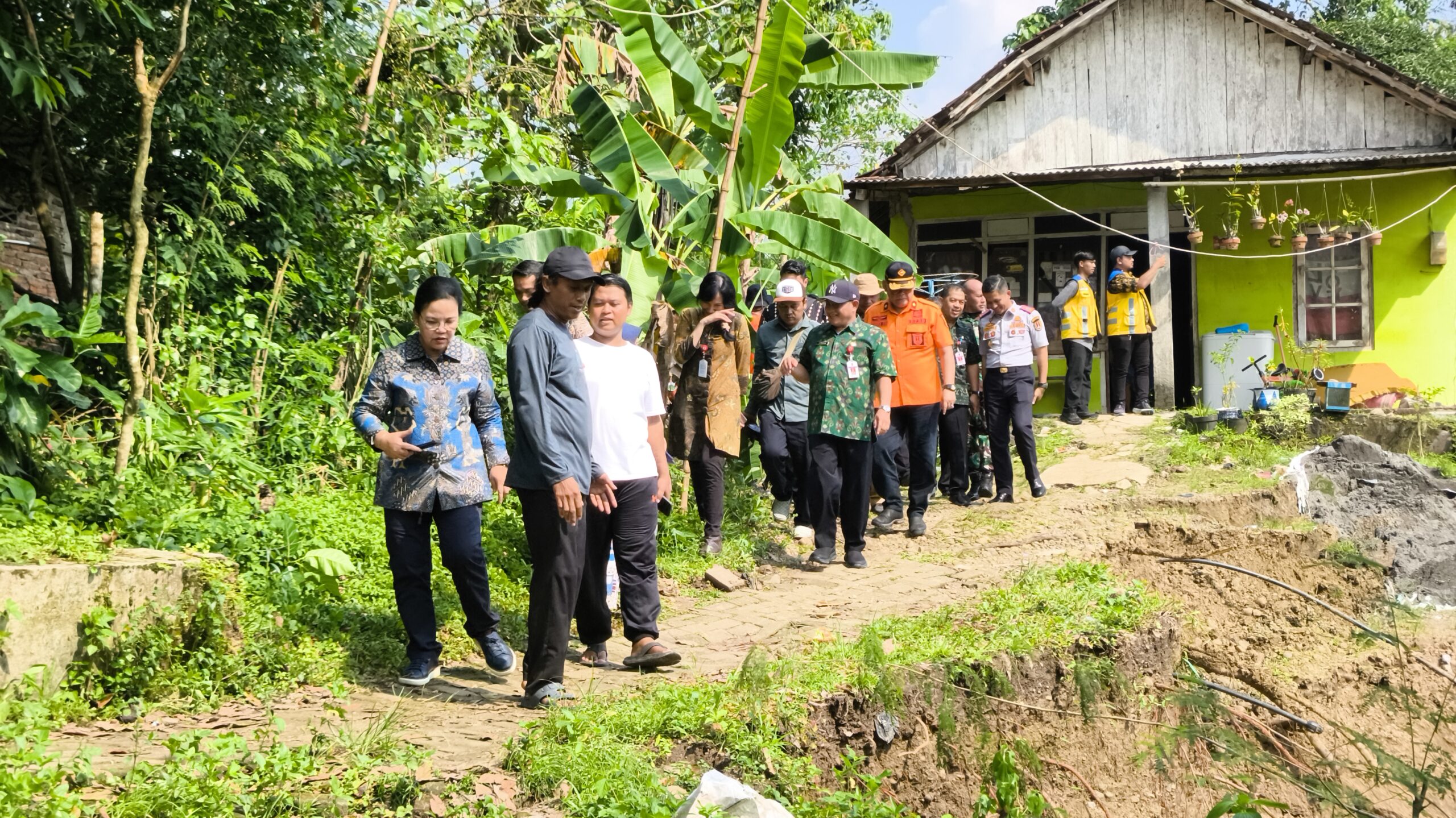 Wali Kota Semarang, Agustina Wilujeng Pramestuti saat meninjau longsor di Wilayah Kalialang. (dok Alan Henry)