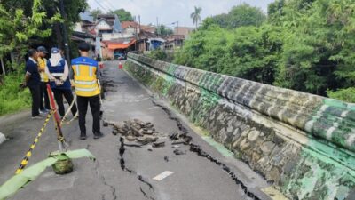 Pemkot Semarang gerak cepat dalam lakukan penanganan Jalan Amblas di Wilayah Kalibanteng Kulon, Kecamatan Semarang Barat. (dok Pemkot Semarang)