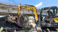 Penertiban bangunan liar di Bawah Fly Over Yos Sudarso. (dok Alan Henry)