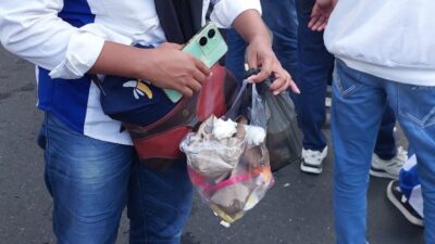 Salah satu buruh yang tidak meninggalkan sampah saat mengikuti penyampaian aspirasi May Day di Semarang. (dok Pemkot Semarang)