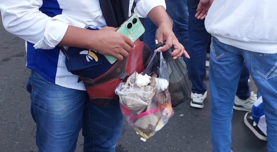 Salah satu buruh yang tidak meninggalkan sampah saat mengikuti penyampaian aspirasi May Day di Semarang. (dok Pemkot Semarang)