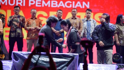 Pemkot Semarang resmi memecahkan Rekor Dunia MURI dengan membagikan 10.052 lumpia gratis kepada masyarakat di Lapangan Pancasila Simpang Lima. (dok Pemkot Semarang)
