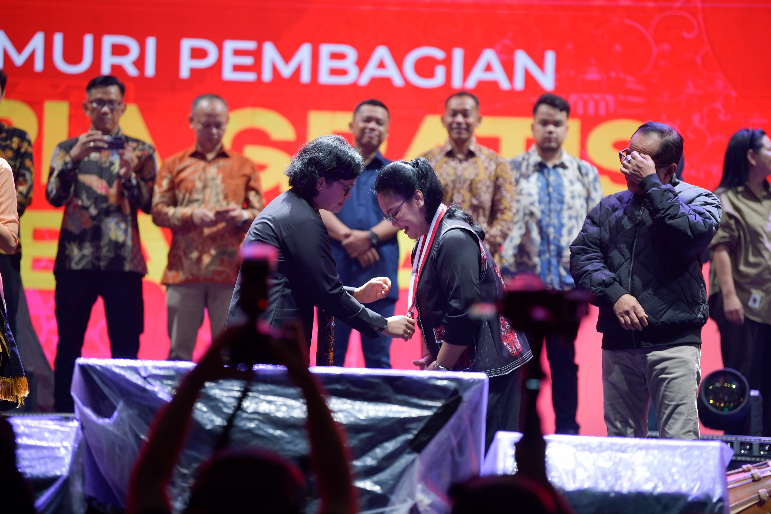 Pemkot Semarang resmi memecahkan Rekor Dunia MURI dengan membagikan 10.052 lumpia gratis kepada masyarakat di Lapangan Pancasila Simpang Lima. (dok Pemkot Semarang)