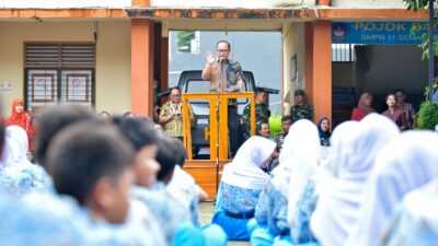 Wakil Wali Kota Semarang, Iswar Aminuddin saat menghadiri kegiatan Satpol PP Goes to School dalam rangka Sosialisasi Kawasan Tanpa Rokok (KTR) di SMP Negeri 11 Semarang. (dok Pemkot Semarang)