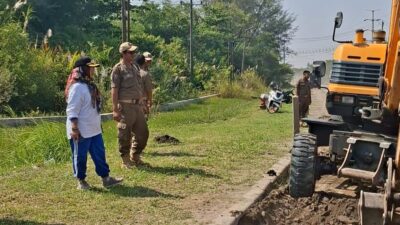 emkot Semarang bergerak cepat merespons keluhan masyarakat terkait ceceran tanah di Jalan Arteri Yos Sudarso, tepatnya di depan akses masuk PT Cipta, Kelurahan Bandarharjo, Kecamatan Semarang Utara. (dok Pemkot Semarang)
