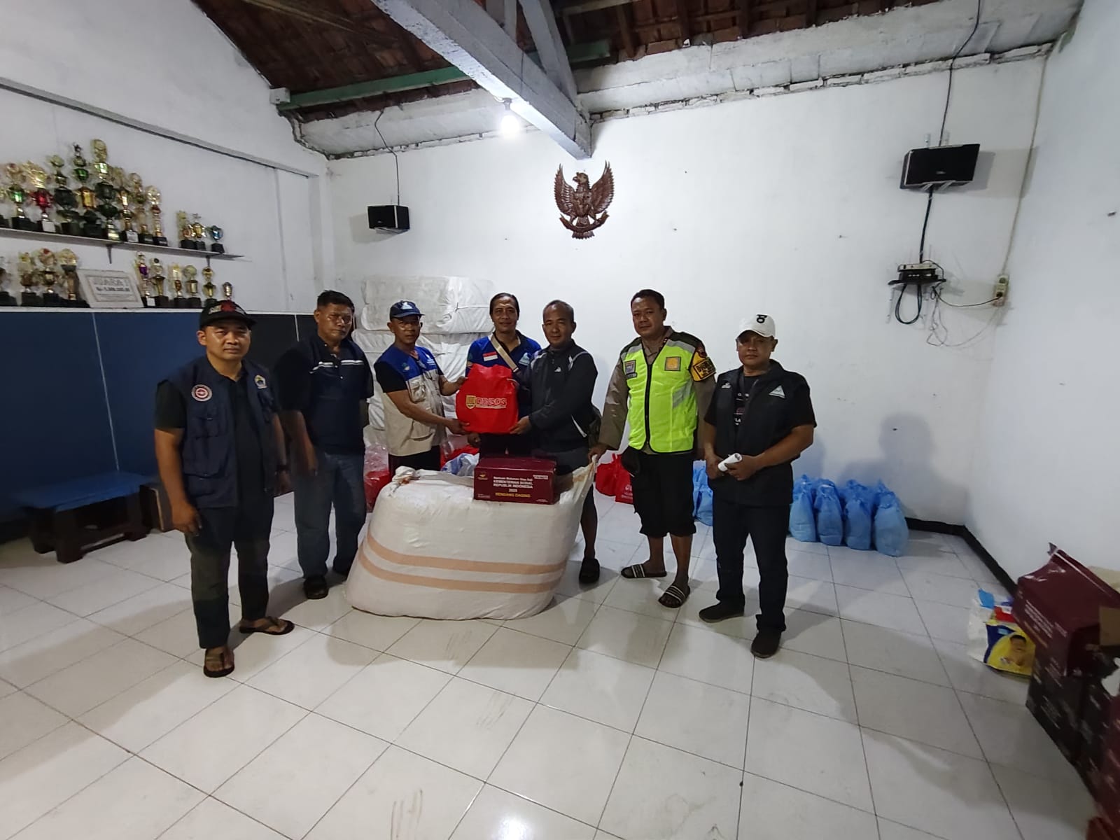Pemerintah Kota Semarang salurkan kebutuhan dsar bagi waga terdampak banjir di wilayah Kecamatan Ngaliyan dan Tugu. (dok Pemkot Semarang)